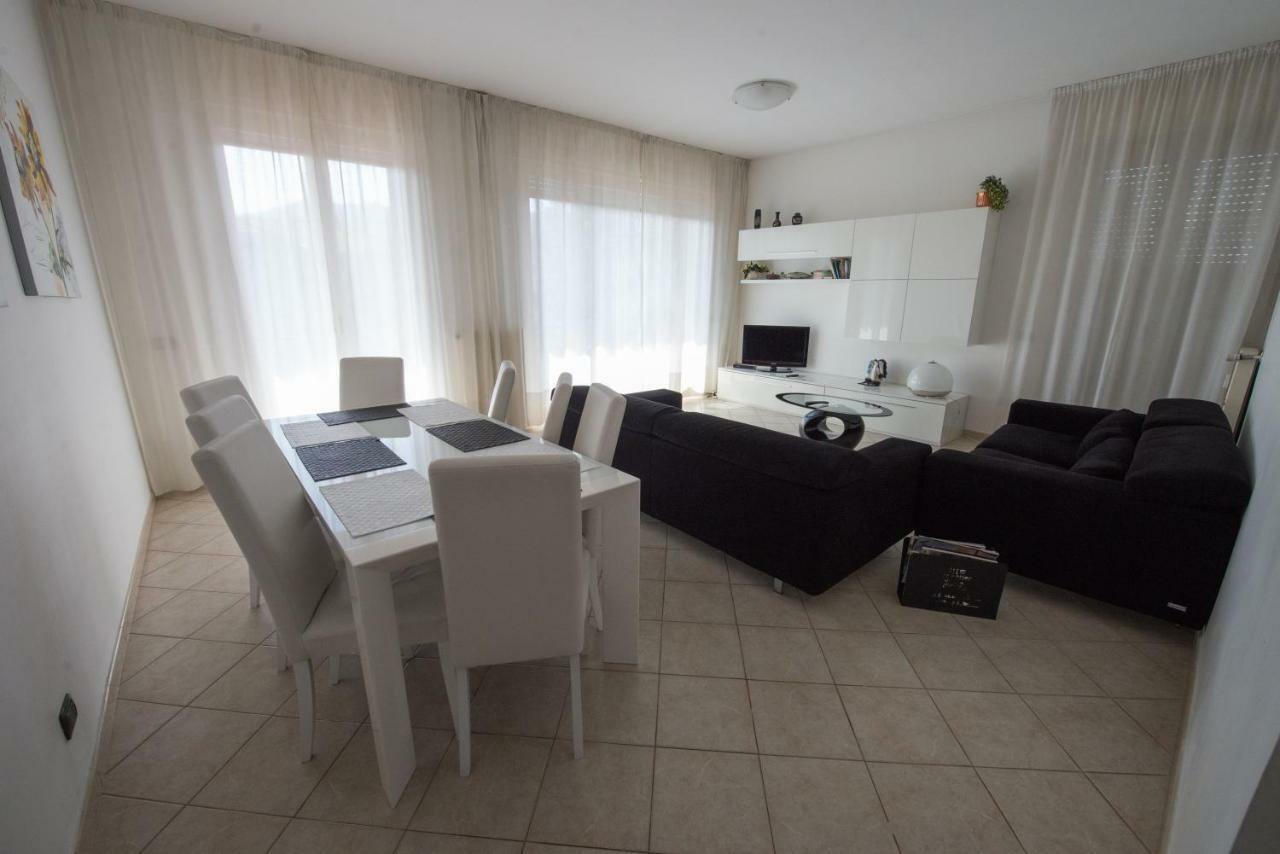 Silky House With Private Parking Apartment โกโม ภายนอก รูปภาพ